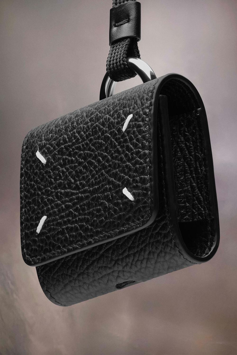 Black Maison Margiela Four Stitches Airpod Case | AU_MM81132