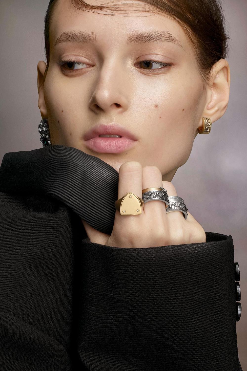 Gold Maison Margiela Star Hoop Earrings | AU_MM25437